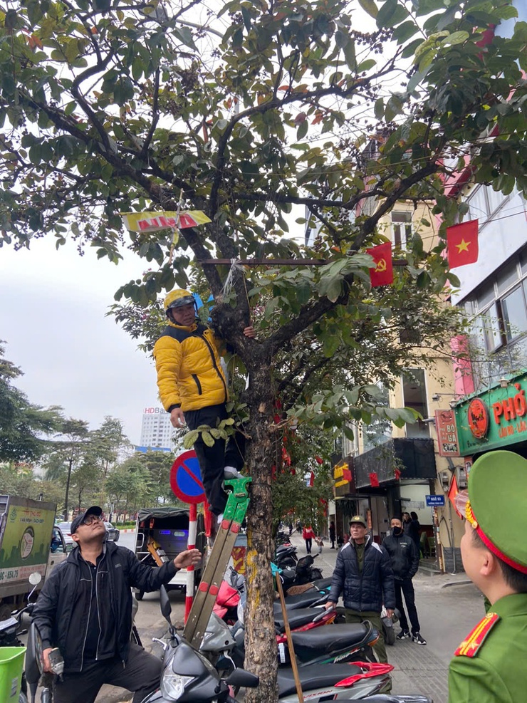 Phường Ngọc Hà ra quân cao điểm xử lý vi phạm trật tự đô thị, vệ sinh môi trường chào mừng Đại hội XIV của Đảng- Ảnh 6.