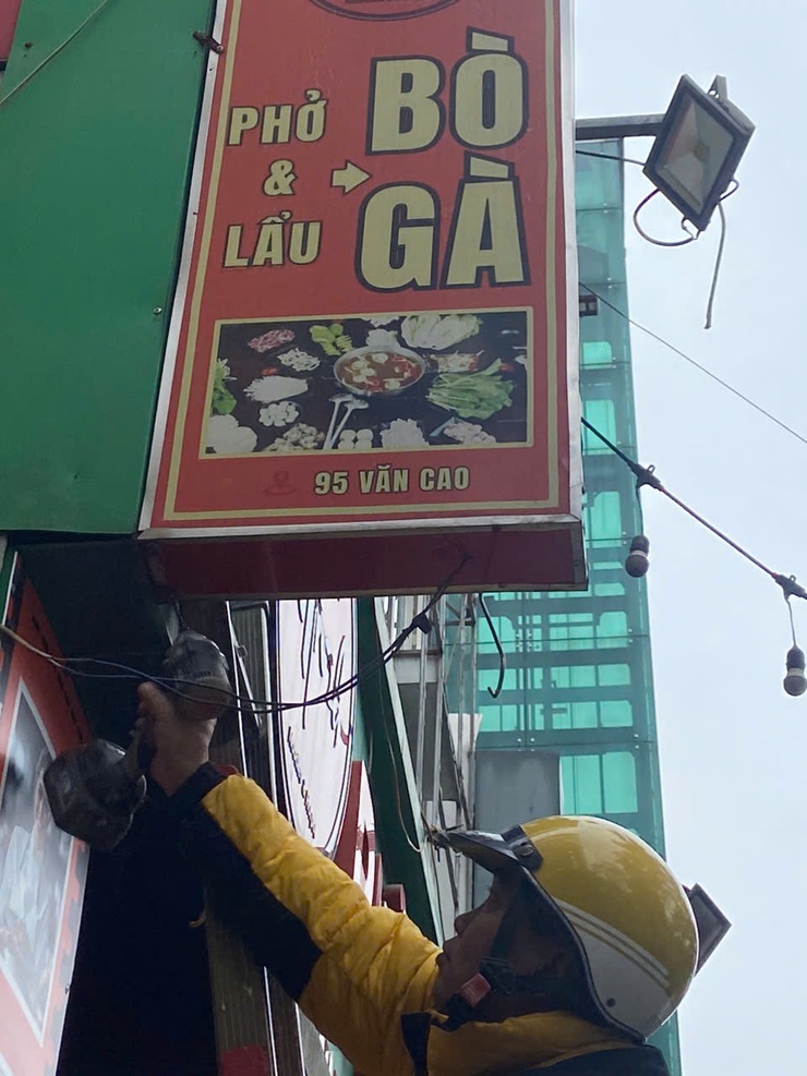 Phường Ngọc Hà ra quân cao điểm xử lý vi phạm trật tự đô thị, vệ sinh môi trường chào mừng Đại hội XIV của Đảng- Ảnh 5.