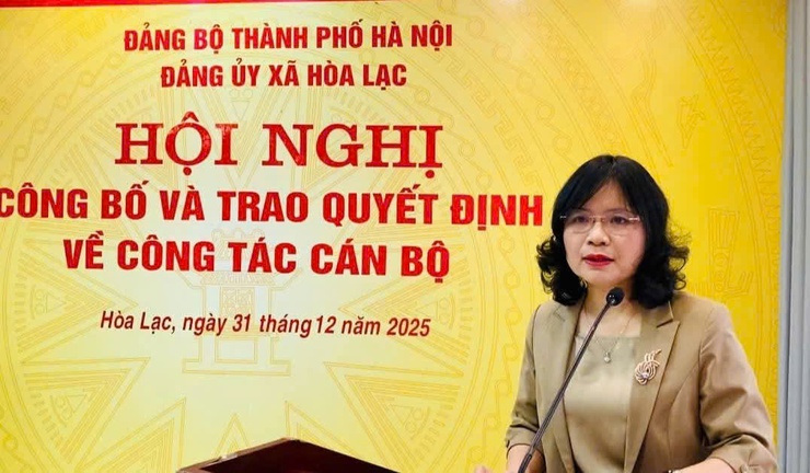 Đảng ủy xã Hòa Lạc công bố và trao các quyết định về công tác cán bộ- Ảnh 2.