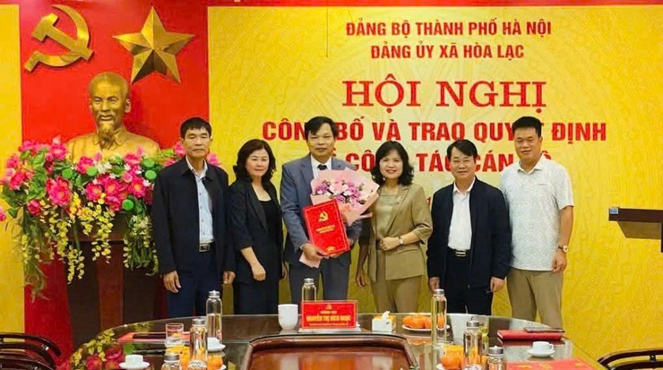 Đảng ủy xã Hòa Lạc công bố và trao các quyết định về công tác cán bộ- Ảnh 3.