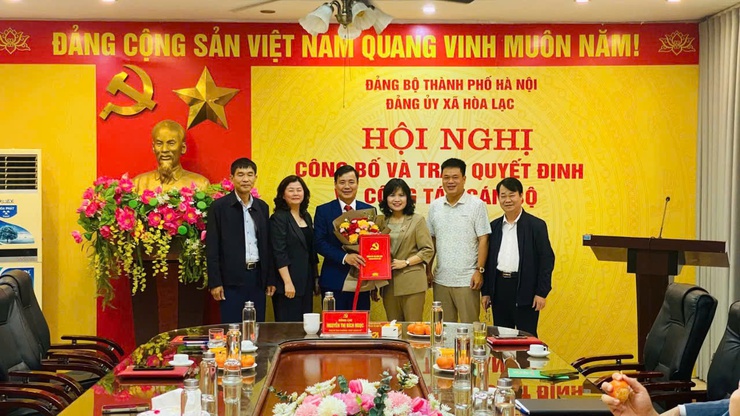 Đảng ủy xã Hòa Lạc công bố và trao các quyết định về công tác cán bộ- Ảnh 5.