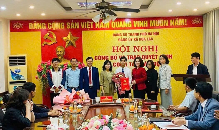 Đảng ủy xã Hòa Lạc công bố và trao các quyết định về công tác cán bộ- Ảnh 6.