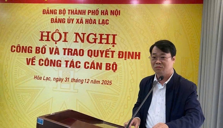 Đảng ủy xã Hòa Lạc công bố và trao các quyết định về công tác cán bộ- Ảnh 1.