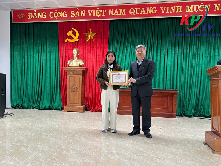 Đồng chí Đào Đức Anh- Phó bí thư thường trực Đảng ủy xã Kiều Phú dự sinh hoạt Đảng với Chi bộ thôn Cấn Hạ- Ảnh 3.