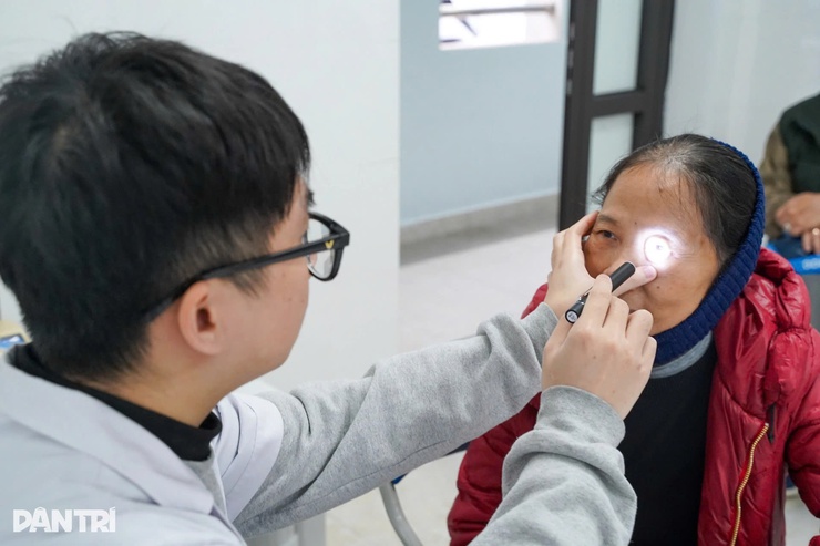 Người Hà Nội lần đầu trải nghiệm "đến trạm y tế khám bác sĩ tuyến trên"- Ảnh 11.