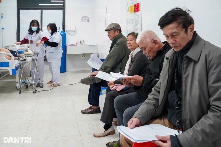 Người Hà Nội lần đầu trải nghiệm "đến trạm y tế khám bác sĩ tuyến trên"- Ảnh 9.