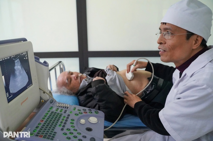 Người Hà Nội lần đầu trải nghiệm "đến trạm y tế khám bác sĩ tuyến trên"- Ảnh 7.