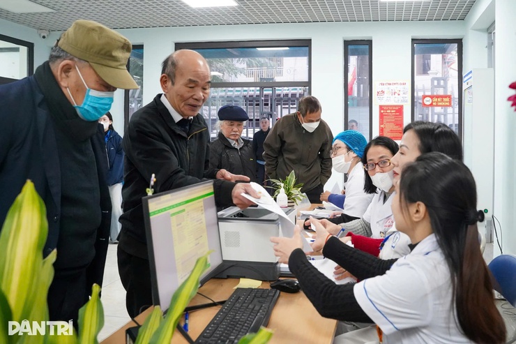 Người Hà Nội lần đầu trải nghiệm "đến trạm y tế khám bác sĩ tuyến trên"- Ảnh 2.