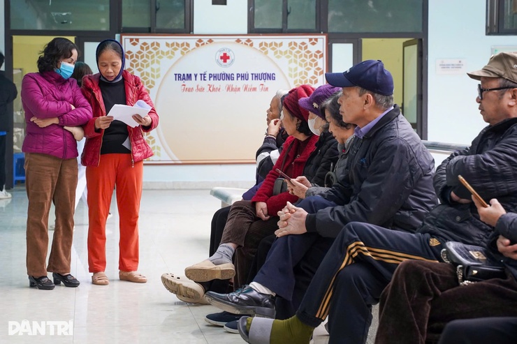 Người Hà Nội lần đầu trải nghiệm "đến trạm y tế khám bác sĩ tuyến trên"- Ảnh 1.