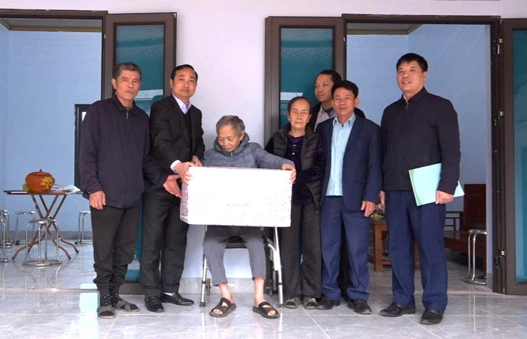 UBND xã Thạch Thất trao kinh phí hỗ trợ xây dựng nhà ở cho người có công với cách mạng - Ảnh 5.