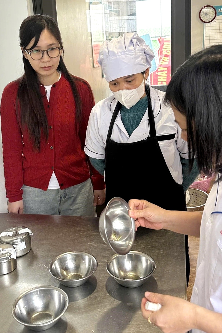 Phường Thanh Xuân tăng cường công tác giám sát an toàn thực phẩm tại các bếp ăn tập thể- Ảnh 2.