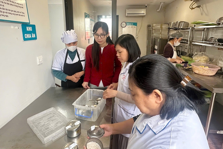 Phường Thanh Xuân tăng cường công tác giám sát an toàn thực phẩm tại các bếp ăn tập thể- Ảnh 3.