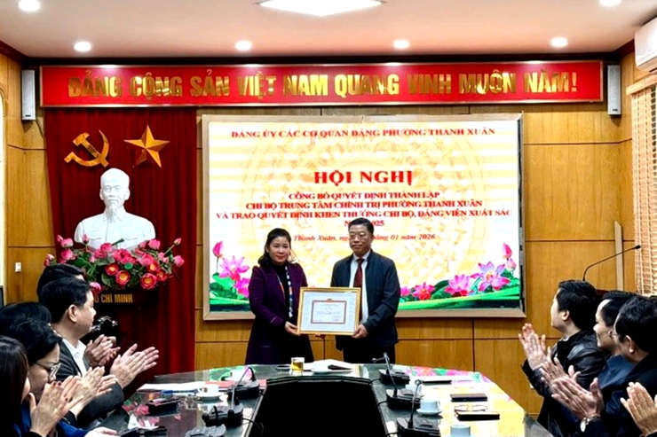 Đảng ủy Các cơ quan Đảng phường Thanh Xuân: thành lập Chi bộ Trung tâm Chính trị phường và khen thưởng các tập thể, cá nhân xuất sắc năm 2025- Ảnh 3.