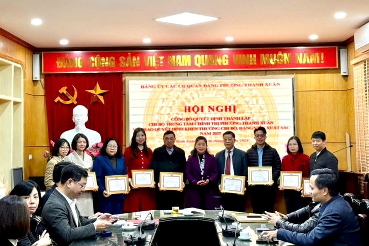 Đảng ủy Các cơ quan Đảng phường Thanh Xuân: thành lập Chi bộ Trung tâm Chính trị phường và khen thưởng các tập thể, cá nhân xuất sắc năm 2025- Ảnh 4.