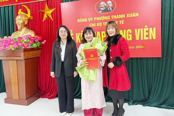 Chi bộ Trạm Y tế phường Thanh Xuân tổ chức lễ kết nạp đảng viên mới ngay trong ngày làm việc đầu tiên của năm 2026- Ảnh 2.