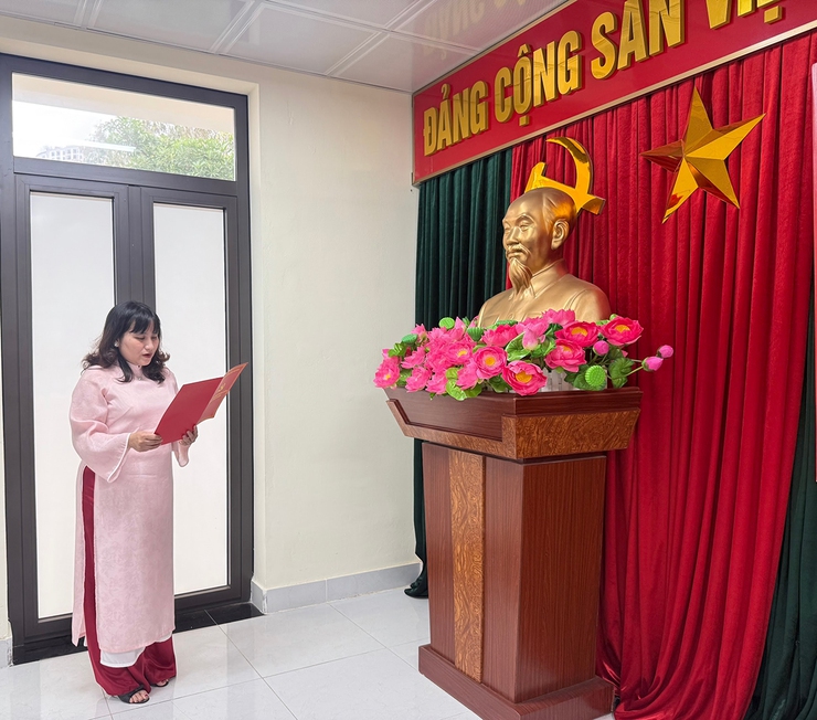 Chi bộ Trạm Y tế phường Thanh Xuân tổ chức lễ kết nạp đảng viên mới ngay trong ngày làm việc đầu tiên của năm 2026- Ảnh 3.