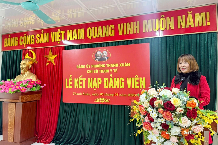Chi bộ Trạm Y tế phường Thanh Xuân tổ chức lễ kết nạp đảng viên mới ngay trong ngày làm việc đầu tiên của năm 2026- Ảnh 4.
