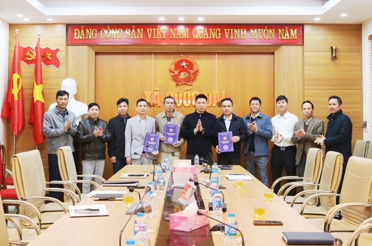 UBND XÃ QUỐC OAI TỔ CHỨC HỘI NGHỊ TIẾP NHẬN, TRAO QUYẾT ĐỊNH TĂNG CƯỜNG VIÊN CHỨC LĨNH VỰC ĐẤT ĐAI- Ảnh 3.