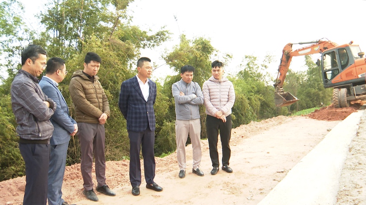 Đồng chí Bí thư Đảng ủy xã kiểm tra tiến độ thi công dự án cải tạo, nâng cấp đê Hữu Hồng- Ảnh 1.