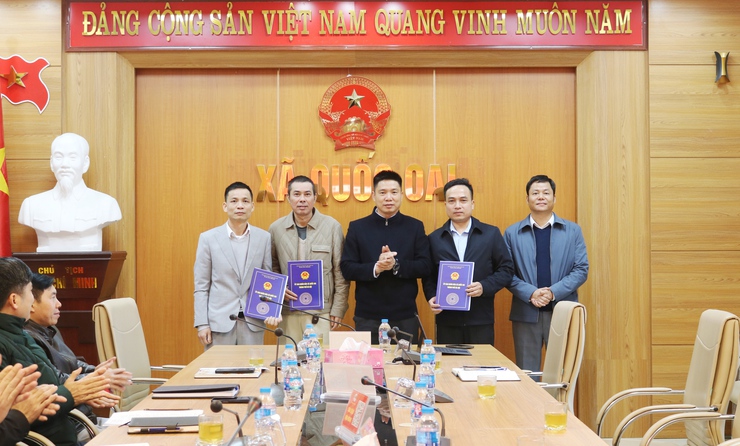 UBND XÃ QUỐC OAI TỔ CHỨC HỘI NGHỊ TIẾP NHẬN, TRAO QUYẾT ĐỊNH TĂNG CƯỜNG VIÊN CHỨC LĨNH VỰC ĐẤT ĐAI- Ảnh 2.