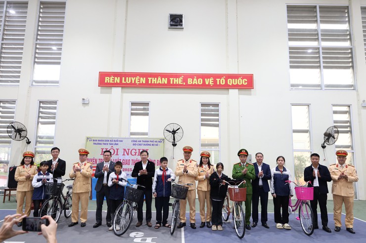 Công an thành phố Hà Nội tặng quà cho học sinh hai trường THCS Tản Lĩnh và THCS Ba Trại- Ảnh 2.