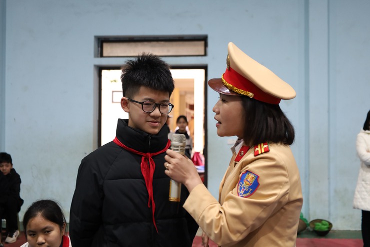 Công an thành phố Hà Nội tặng quà cho học sinh hai trường THCS Tản Lĩnh và THCS Ba Trại- Ảnh 4.