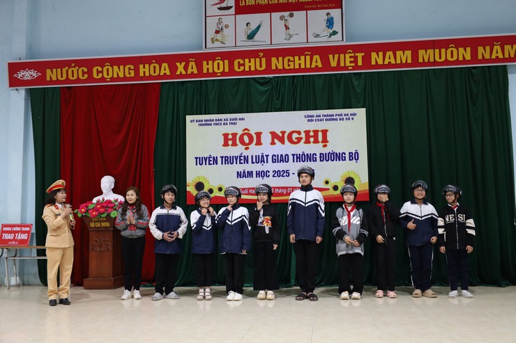 Công an thành phố Hà Nội tặng quà cho học sinh hai trường THCS Tản Lĩnh và THCS Ba Trại- Ảnh 3.