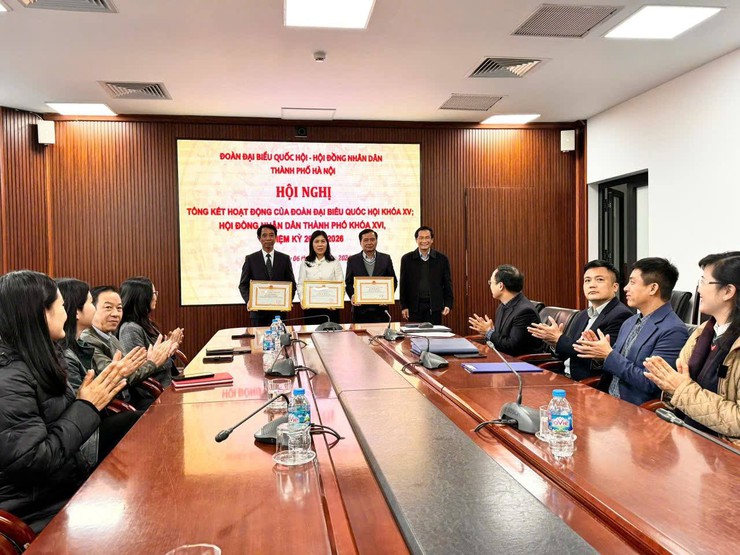 PHƯỜNG CẦU GIẤY: Lan toả niềm tự hào - Chúc mừng các đồng chí nhận Bằng khen của Chủ tịch UBND Thành phố Hà Nội- Ảnh 1.