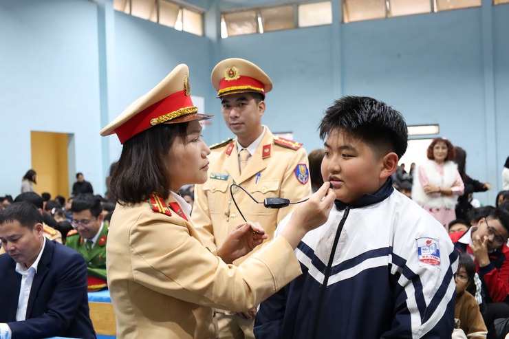 Công an thành phố Hà Nội tặng quà cho học sinh hai trường THCS Tản Lĩnh và THCS Ba Trại- Ảnh 5.