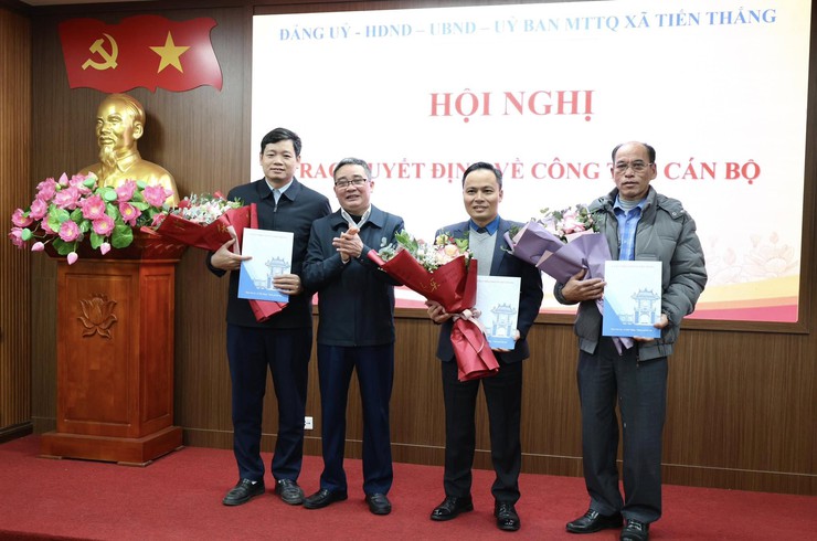 Xã Tiến Thắng công bố quyết định thành lập Trung tâm Dịch vụ tổng hợp, Trạm Y tế xã- Ảnh 2.