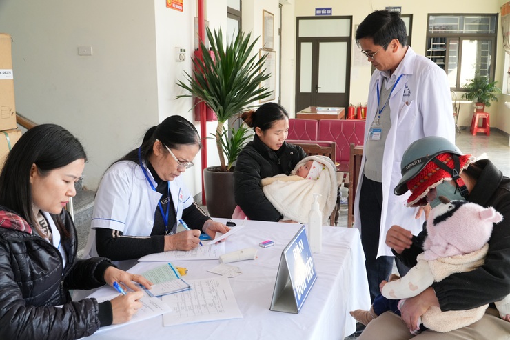 Kiểm tra thực tế công tác tiêm chủng mở rộng và khám chữa bệnh định kỳ- Ảnh 2.