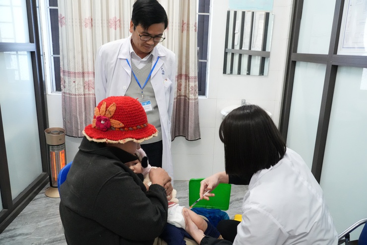 Kiểm tra thực tế công tác tiêm chủng mở rộng và khám chữa bệnh định kỳ- Ảnh 4.