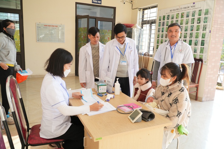 Kiểm tra thực tế công tác tiêm chủng mở rộng và khám chữa bệnh định kỳ- Ảnh 1.