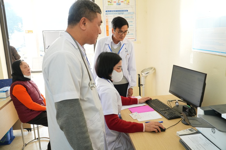 Kiểm tra thực tế công tác tiêm chủng mở rộng và khám chữa bệnh định kỳ- Ảnh 6.