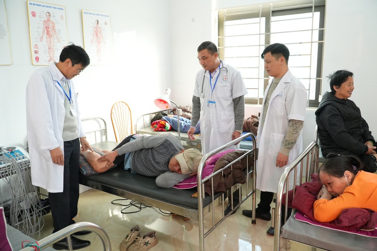 Kiểm tra thực tế công tác tiêm chủng mở rộng và khám chữa bệnh định kỳ- Ảnh 7.