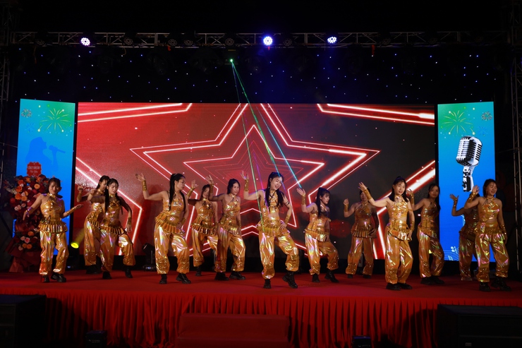 Xã Minh Châu tổ chức giao lưu văn nghệ và bắn pháo hoa chào mừng năm mới 2026- Ảnh 8.