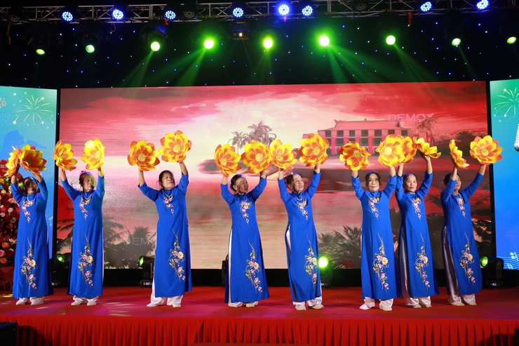 Xã Minh Châu tổ chức giao lưu văn nghệ và bắn pháo hoa chào mừng năm mới 2026- Ảnh 9.