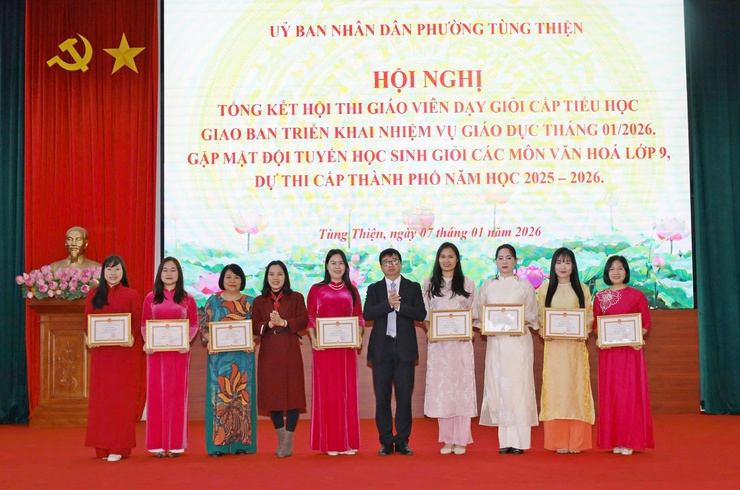 Hội nghị tổng kết Hội thi giáo viên dạy giỏi cấp Tiểu học, gặp mặt đội tuyển học sinh giỏi các môn văn hoá lớp 9 dự thi cấp Thành phố- Ảnh 1.