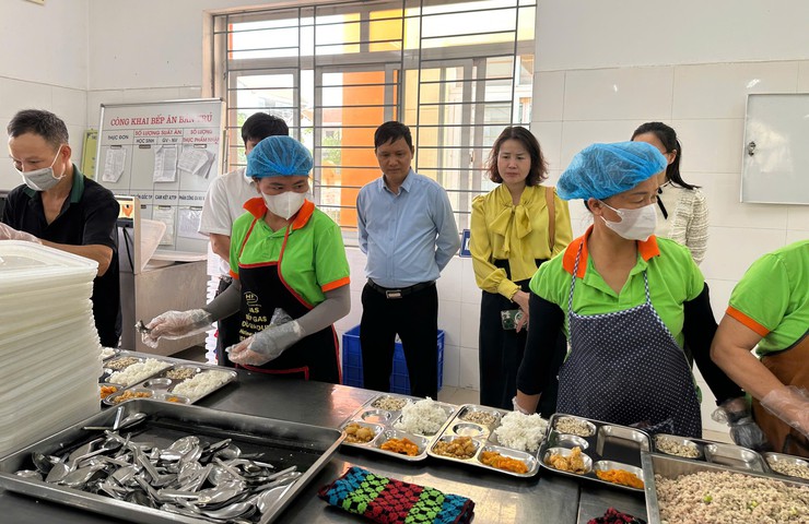 UBND xã Bát Tràng giao ban công tác bảo đảm vệ sinh an toàn thực phẩm tại các trường học có bếp ăn bán trú- Ảnh 2.