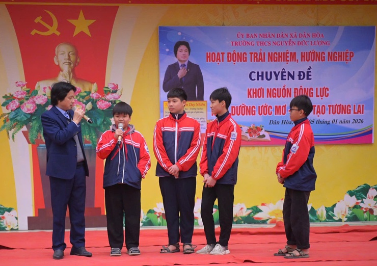 TRƯỜNG THCS NGUYỄN ĐỨC LƯỢNG TỔ CHỨC HOẠT ĐỘNG TRẢI NGHIỆM, HƯỚNG NGHIỆP
"KHƠI NGUỒN ĐỘNG LỰC – NUÔI DƯỠNG ƯỚC MƠ, KIẾN TẠO TƯƠNG LAI"- Ảnh 3.