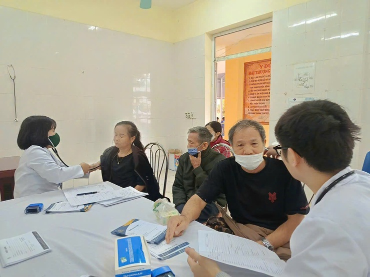 Xã Hòa Lạc tổ chức khám bệnh cho người cao tuổi, đối tượng chính sách và bảo trợ xã hội- Ảnh 1.