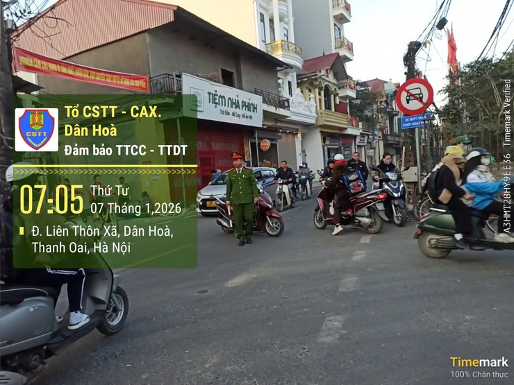 CÔNG AN XÃ DÂN HÒA RA QUÂN CAO ĐIỂM KHẮC PHỤC ÙN TẮC GIAO THÔNG TẠI CÁC ĐIỂM NÓNG- Ảnh 2.