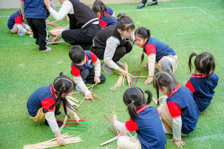 Xã Nam Phù tổ chức kiến tập chuyên đề “Xây dựng môi trường lấy trẻ làm trung tâm” tại Trường Mầm non B Vạn Phúc- Ảnh 8.