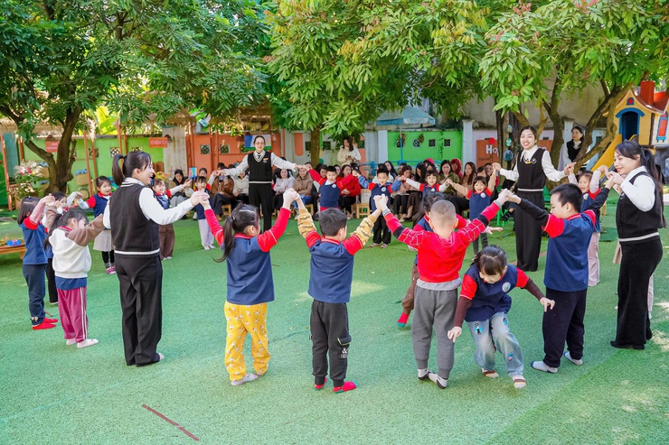 Xã Nam Phù tổ chức kiến tập chuyên đề “Xây dựng môi trường lấy trẻ làm trung tâm” tại Trường Mầm non B Vạn Phúc- Ảnh 1.