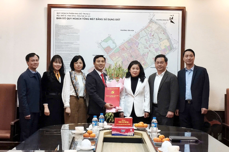 Đảng ủy phường Thanh Xuân: Hội nghị công bố quyết định tiếp nhận và bổ nhiệm cán bộ- Ảnh 2.