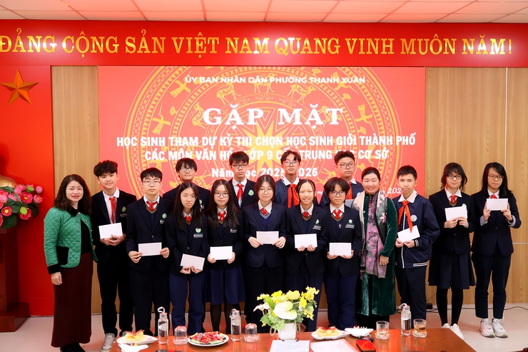 Phường Thanh Xuân tổ chức gặp mặt đội tuyển học sinh tham dự Kỳ thi chọn học sinh giỏi Thành phố các môn văn hóa lớp 9 cấp Trung học cơ sở năm học 2025-2026- Ảnh 1.