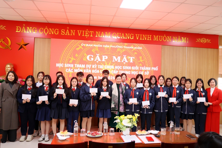 Phường Thanh Xuân tổ chức gặp mặt đội tuyển học sinh tham dự Kỳ thi chọn học sinh giỏi Thành phố các môn văn hóa lớp 9 cấp Trung học cơ sở năm học 2025-2026- Ảnh 2.