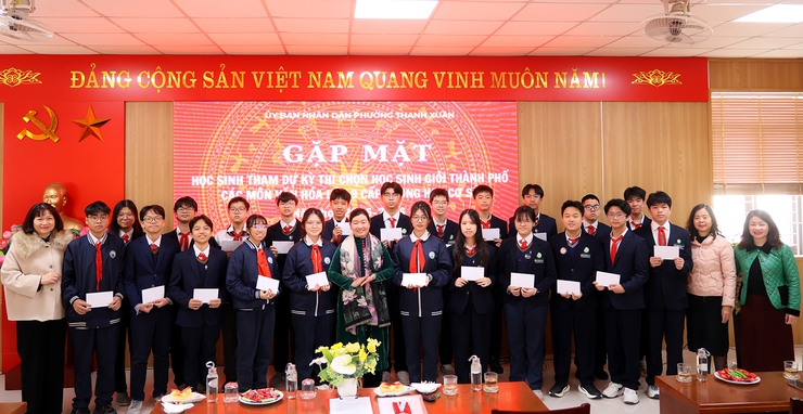 Phường Thanh Xuân tổ chức gặp mặt đội tuyển học sinh tham dự Kỳ thi chọn học sinh giỏi Thành phố các môn văn hóa lớp 9 cấp Trung học cơ sở năm học 2025-2026- Ảnh 3.