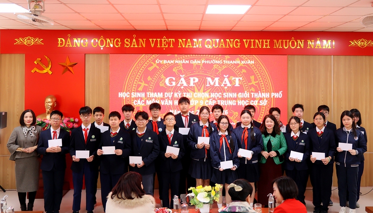 Phường Thanh Xuân tổ chức gặp mặt đội tuyển học sinh tham dự Kỳ thi chọn học sinh giỏi Thành phố các môn văn hóa lớp 9 cấp Trung học cơ sở năm học 2025-2026- Ảnh 4.
