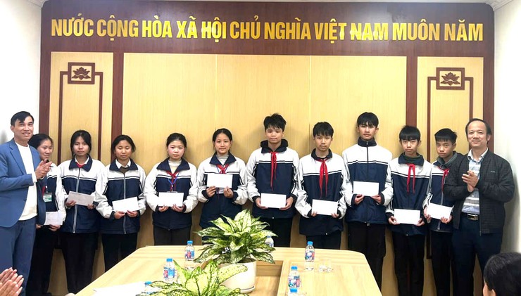 Xã Vật Lại gặp mặt học sinh tham gia kỳ thi học sinh giỏi cấp thành phố các môn Văn hóa lớp 9 năm học 2025-2026- Ảnh 2.